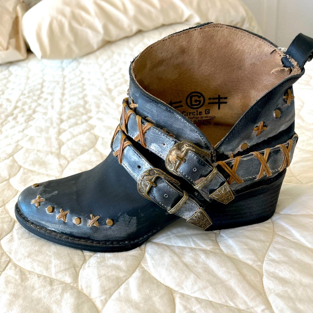 NWOT - Gorgeous, well crafted western booties